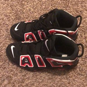 No box or shoe laces included